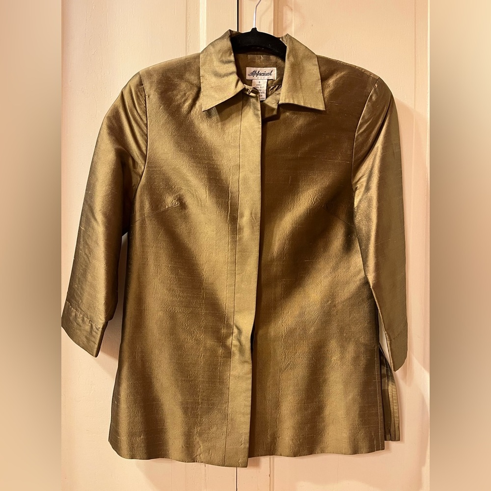 100% SILK top Size 6 Like New